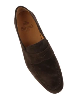 Berwick 1707 | Mocassino Uomo in Suede con Fascetta><noscript><img width=
